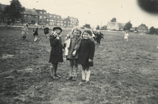 351719 Afbeelding van enkele leerlingen van de Bilderdijkschool (Regentesselaan 70) te Maartensdijk op het terrein ...